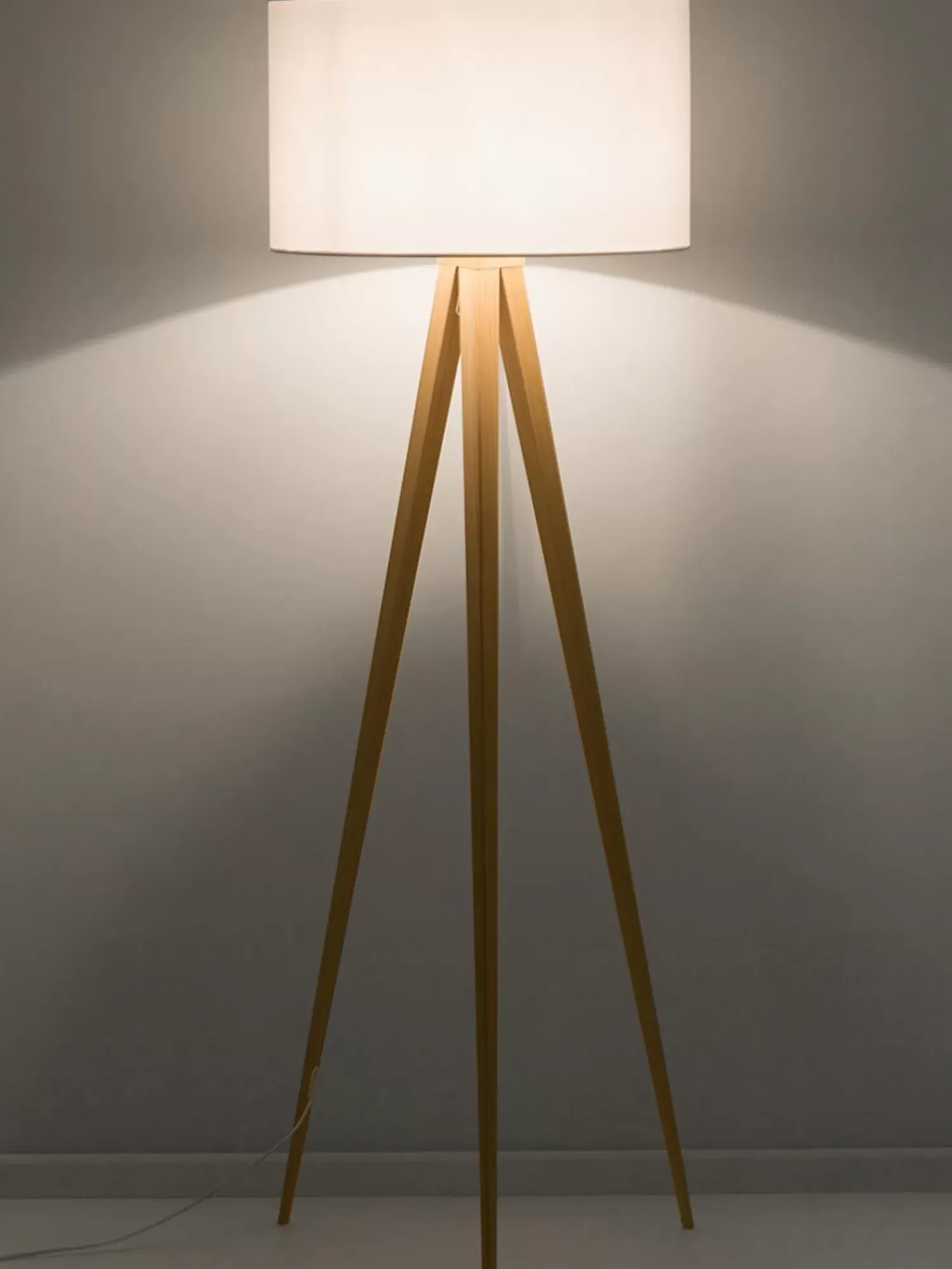 Discount Lampa Podlogowa Trojnog W Stylu Scandi Jake Lampy Na Trójnogu