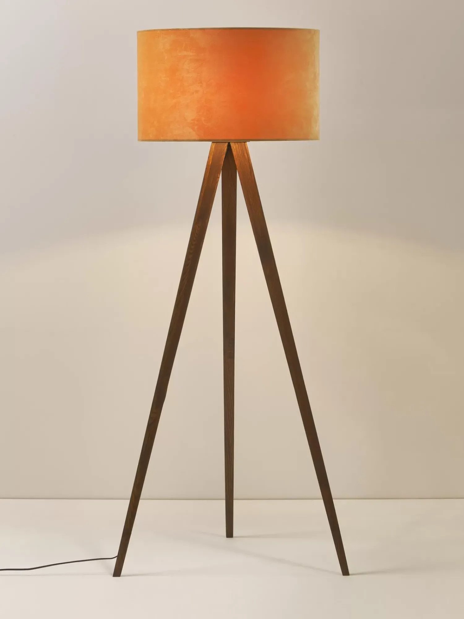 Hot Lampa Podlogowa Trojnog Z Litego Drewna W Stylu Scandi Jake Lampy Na Trójnogu
