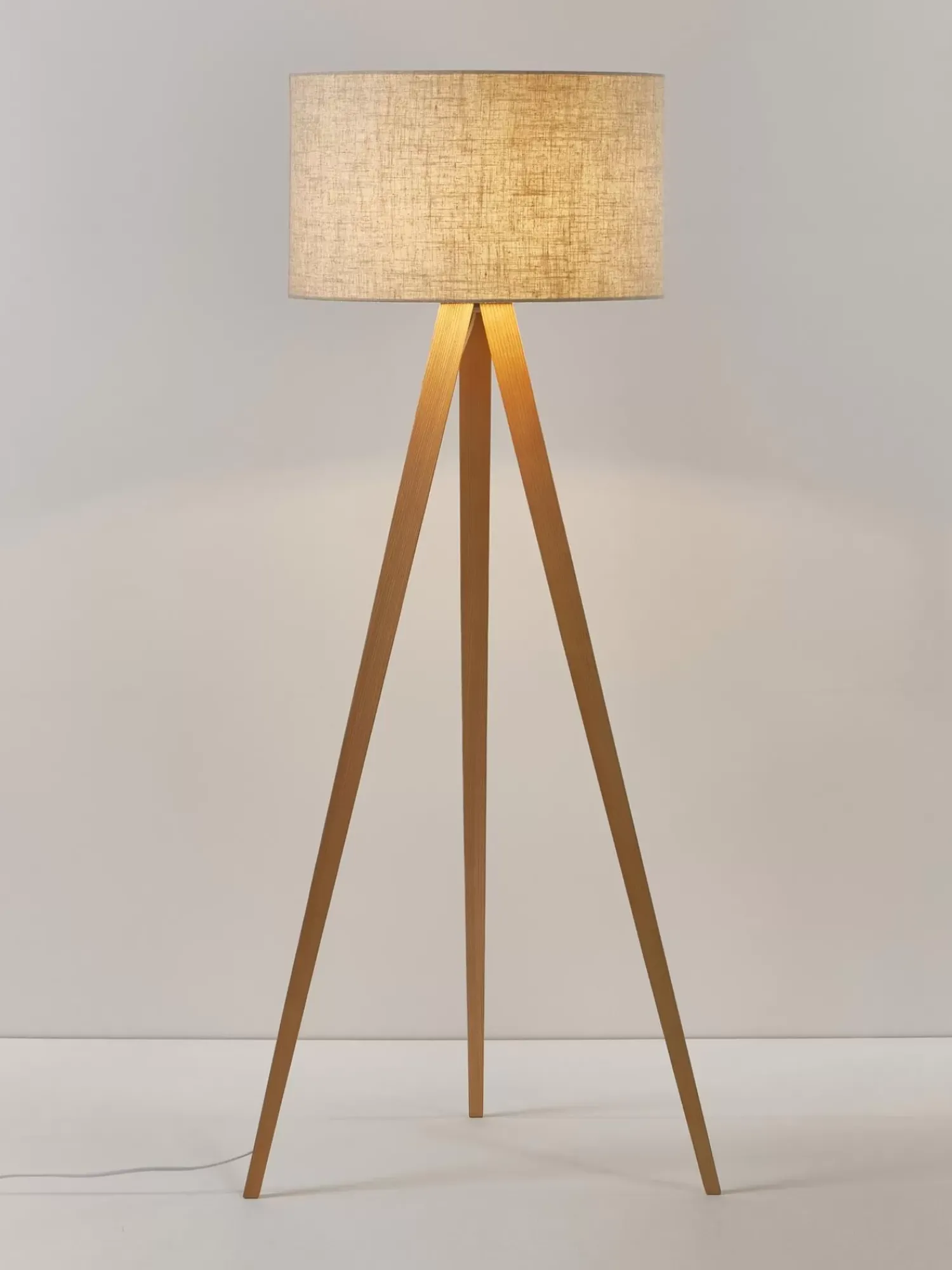 Shop Lampa Podlogowa Trojnog Z Litego Drewna W Stylu Scandi Jake Lampy Na Trójnogu