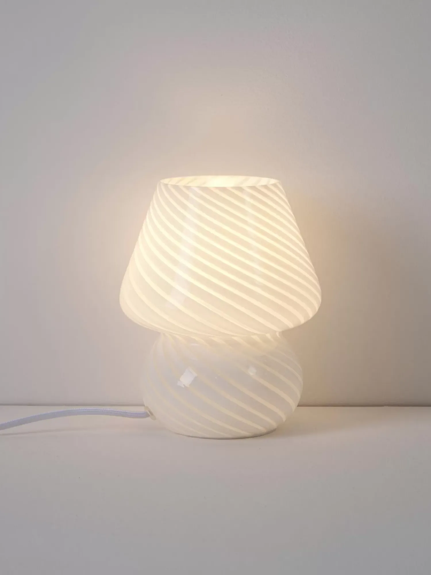 Shop Lampa Stołowa Ze Szkla Opalowego Lareina Lampki Nocne